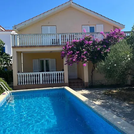 Family With Pool Close To Sea Apartament Pirovac