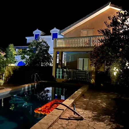 Family With Pool Close To Sea Apartament Pirovac